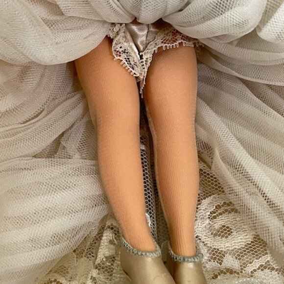 Madame Alexander restrung 10" Portrettes Guardian Angel doll with stand. - Picture 7 of 8